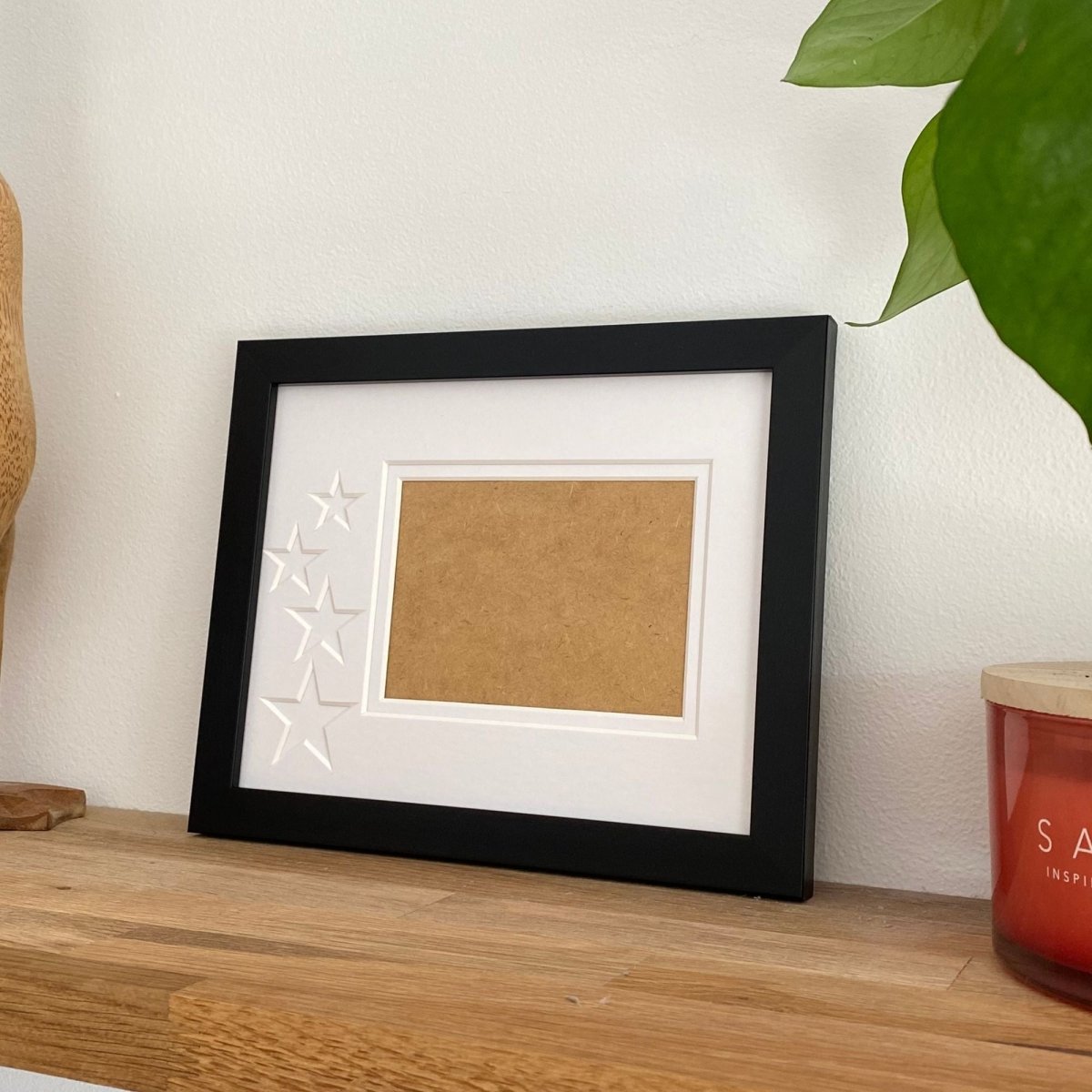 Black 1-aperture frame, star picture frame on wooden shelf
